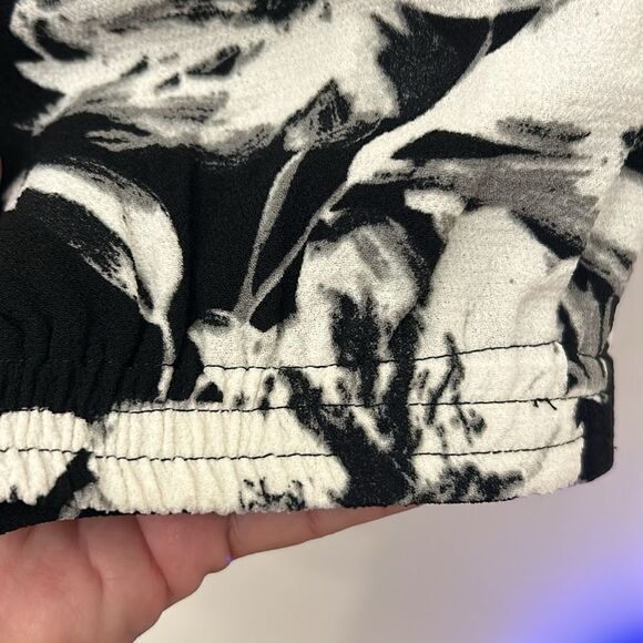 Katherine Barclay black white gray floral pull on pants Size 12 EUC - Picture 10 of 13